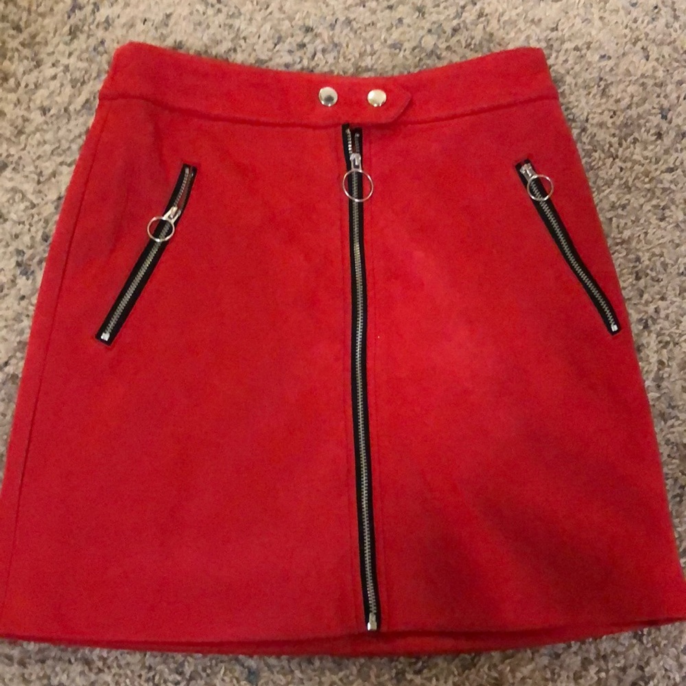 Red zip up skirt! So cute